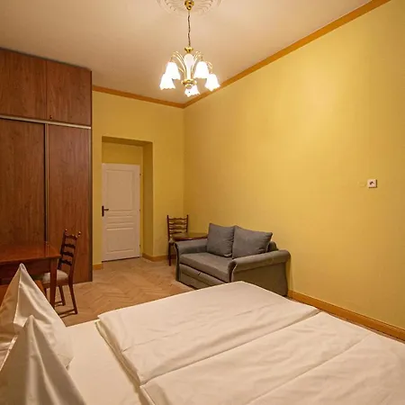 4 Bedrooms 130M2 Apartment At The Main City Square Prague Exterior photo