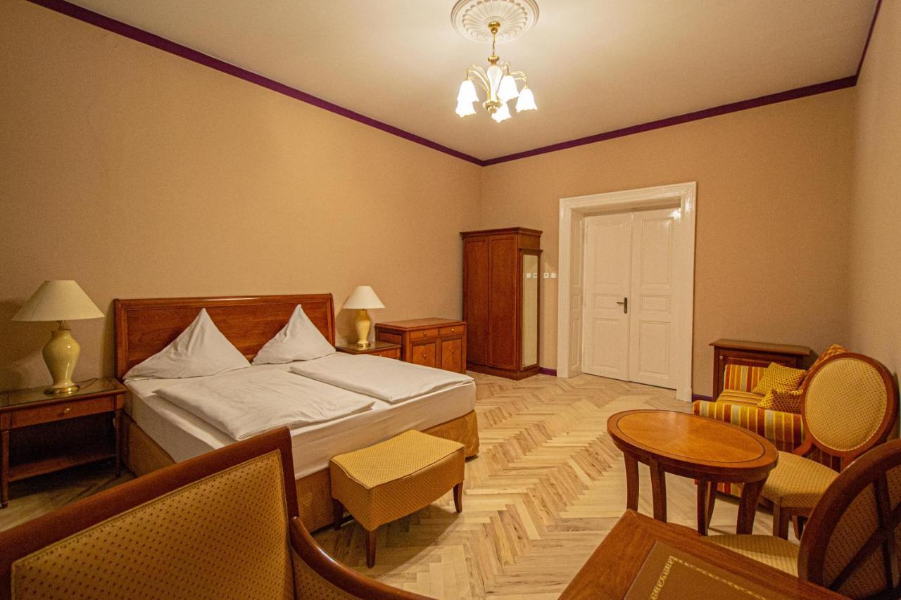 4 Bedrooms 130m2 At The Main Square Прага
