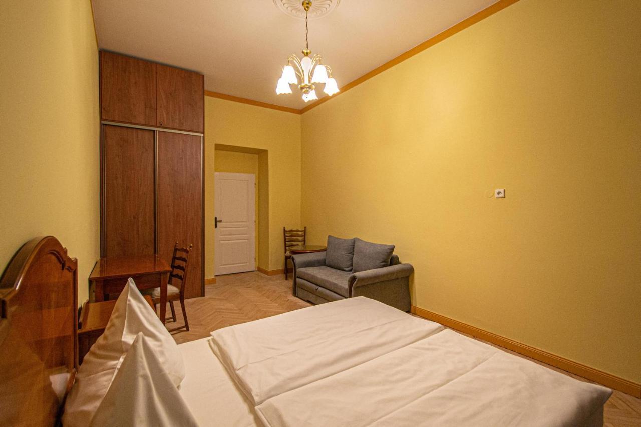 4 Bedrooms 130m2 At The Main Square Апартаменты Прага